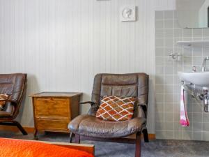 ein Badezimmer mit einem Stuhl und einem Waschbecken in der Unterkunft Apartment Dianthus-1 by Interhome in Zermatt