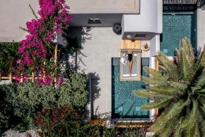 - une vue sur la piscine d'une femme dans l'établissement Marillia Village, à Perivolos