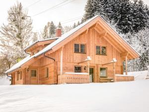 uma casa de log na neve em Chalet Grimmingblickhütte by Interhome em Unterlengdorf