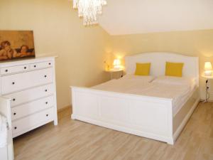 Tempat tidur dalam kamar di Holiday Home Hofgasse - MOE112 by Interhome