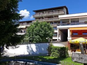 un edificio con un albero di fronte di Apartment Gamat 30 by Interhome a Villars-sur-Ollon