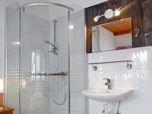 Łazienka w obiekcie Apartment Knaushof by Interhome