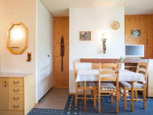 jadalnia ze stołem i krzesłami w obiekcie Studio Résidence Arzinol by Interhome w mieście Les Collons