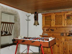 una mesa de juego en la esquina de una habitación en Apartment Les Grangettes by Interhome, en Auberson