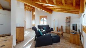 TV a/nebo společenská místnost v ubytování Villa Octogon, 2 Bedrooms, ideally located in Leukerbad