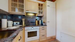 Kuchyň nebo kuchyňský kout v ubytování Villa Octogon, 2 Bedrooms, ideally located in Leukerbad