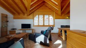 TV a/nebo společenská místnost v ubytování Villa Octogon, 2 Bedrooms, ideally located in Leukerbad
