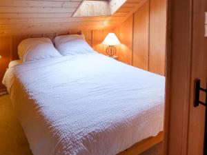 Apartment Les Fougères by Interhome في Les Rasses: غرفة نوم مع سرير أبيض كبير في غرفة