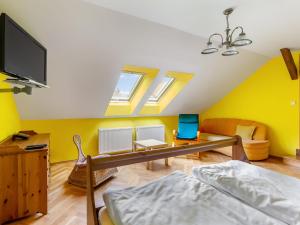 TV a/nebo společenská místnost v ubytování Apartment Horakova - HTN110 by Interhome