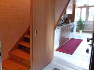 Kuchyň nebo kuchyňský kout v ubytování Chalet Hüsli by Interhome