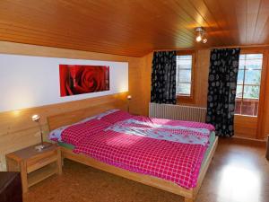 Llit o llits en una habitació de Chalet Hüsli by Interhome