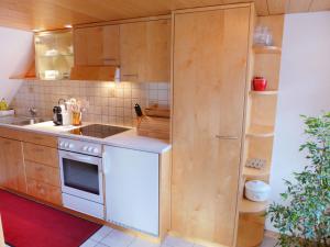 Kuchyňa alebo kuchynka v ubytovaní Chalet Hüsli by Interhome + 12 fotografií