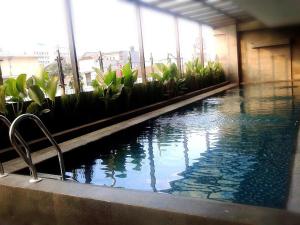 una grande piscina in un edificio con acqua di Serela Waringin by KAGUM Hotels a Bandung
