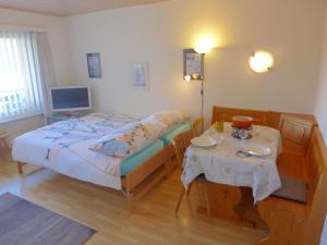 מיטה או מיטות בחדר ב-Apartment Le Farinet-2 by Interhome