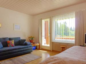 Una sala de estar con un sofá y una ventana. en Apartment Farinet B 13 by Interhome, en Crans-Montana