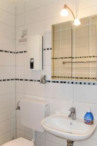 Koupelna v ubytování Apartment Ostsee-Residenz - DMP173 by Interhome