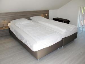 ヴレーメンにあるApartment Cuxland Ferienpark-2 by Interhomeのベッドルームに大型ベッド(白いシーツ付)