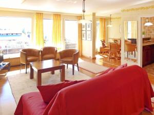 ein Wohnzimmer mit einem Sofa und einem Tisch in der Unterkunft Apartment Jeanne d'Arc-2 by Interhome in Crans-Montana