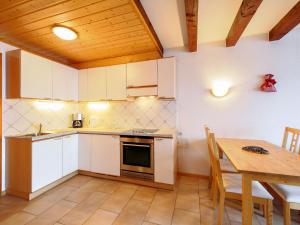 Kuchyň nebo kuchyňský kout v ubytování Apartment Ermitage 13 by Interhome