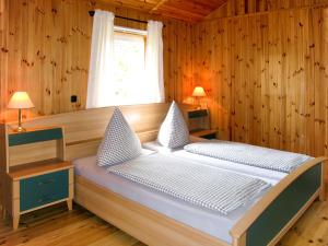 een slaapkamer met 2 bedden in een houten kamer bij Chalet Martin by Interhome in Otterndorf