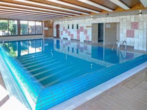 Apartment Terrasse des Alpes-3 by Interhome tesisinde veya buraya yakın yüzme havuzu