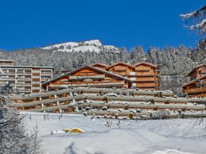 eine Skihütte im Schnee mit schneebedeckten Bäumen in der Unterkunft Apartment Terrasse des Alpes-3 by Interhome in Vermala