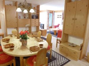 Køkken eller tekøkken på Apartment Terrasse des Alpes-32 by Interhome