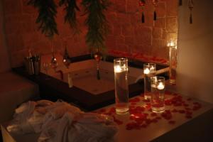 un bagno con vasca e candele su un tavolo di Nel Vicoletto a Cassano delle Murge