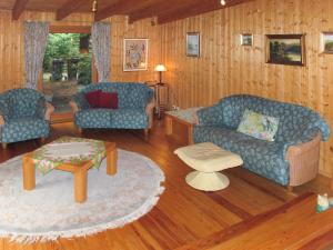 Sala de estar con 2 sofás y mesa en Chalet Fietz by Interhome, en Nienkattbek
