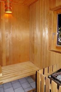 una sauna con paredes de madera y una ventana en Chalet Fietz by Interhome, en Nienkattbek