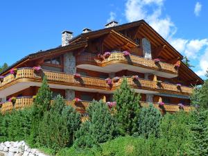 Casa grande con balcón en una montaña en Apartment Le Chalet by Interhome en Crans-Montana
