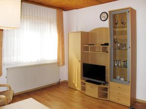 een woonkamer met een tv en een entertainmentcentrum bij Apartment Hannemann-1 by Interhome in Schillig
