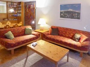 ein Wohnzimmer mit 2 Sofas und einem Couchtisch in der Unterkunft Apartment Genziana by Interhome in Crans-Montana