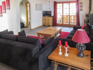 Ein Sitzbereich in der Unterkunft Chalet Helene by Interhome