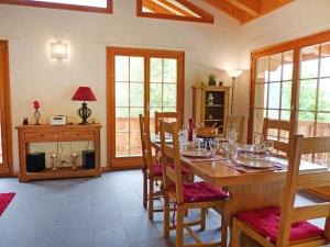 Un comedor con mesa y sillas de madera. en Chalet Helene by Interhome, en Ovronnaz