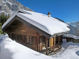 een met sneeuw bedekte hut met een met sneeuw bedekt dak bij Chalet Falaises by Interhome in Ovronnaz