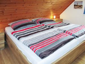 ein großes Bett mit zwei Kissen darüber in der Unterkunft Holiday Home Kitowski by Interhome in Hooksiel