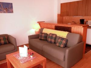 sala de estar con sofá y mesa en Apartment Tourbillon B 27 by Interhome, en Ovronnaz