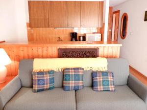 ein Sofa mit zwei Kissen in der Küche in der Unterkunft Apartment Tourbillon B 27 by Interhome in Ovronnaz