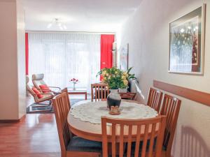 Habitación con mesa, sillas y comedor. en Apartment Lido App- 46 by Interhome, en Locarno
