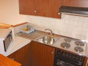 una cocina con fregadero y estufa horno superior en Apartment Centaure-3 by Interhome, en Les Rasses 14 fotos más