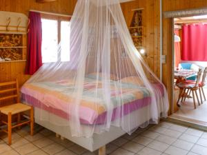 Un pat sau paturi într-o cameră la Chalet Hügli by Interhome