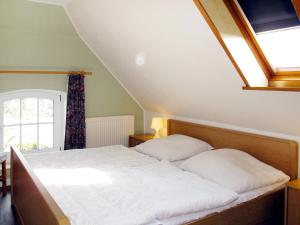 Postel nebo postele na pokoji v ubytování Apartment Landskron-2 by Interhome