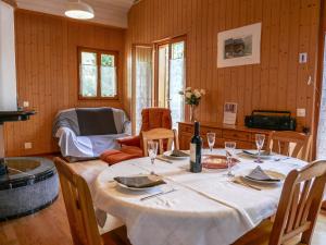 Ресторант или друго място за хранене в Chalet Rustico Casa Fortuna by Interhome