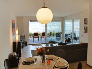 - un salon avec un canapé et une table dans l'établissement Apartment Coris by Interhome, à Vira
