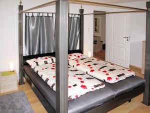 een slaapkamer met een hemelbed met rode rozen bij Apartment Franke-4 by Interhome in Grainau