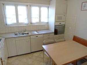 Кухня или кухненски бокс в Apartment Beau Site-2 by Interhome