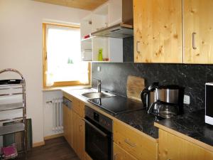 kuchnia ze zlewem i kuchenką w obiekcie Apartment Widhölzl-2 by Interhome w mieście Reit im Winkl