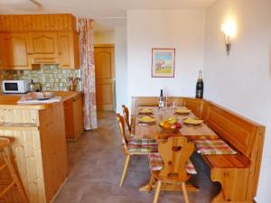 una cucina con un tavolo di legno e una sala da pranzo di Apartment Sapin Bleu 5 by Interhome a Villars-sur-Ollon