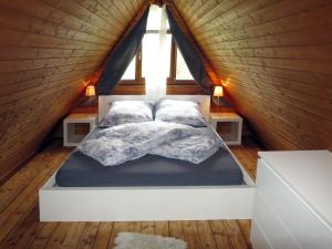 WilhelmsdorfにあるHoliday Home Ferienhäusle Nina by Interhomeの窓付きの小さな部屋のベッド1台分です。